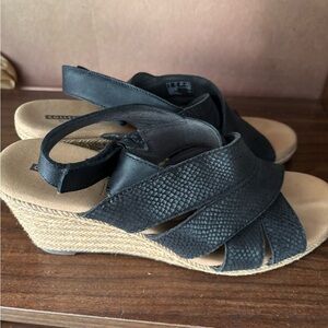Clark’s Women's Black Wedge Sandals - Textured Strappy Design